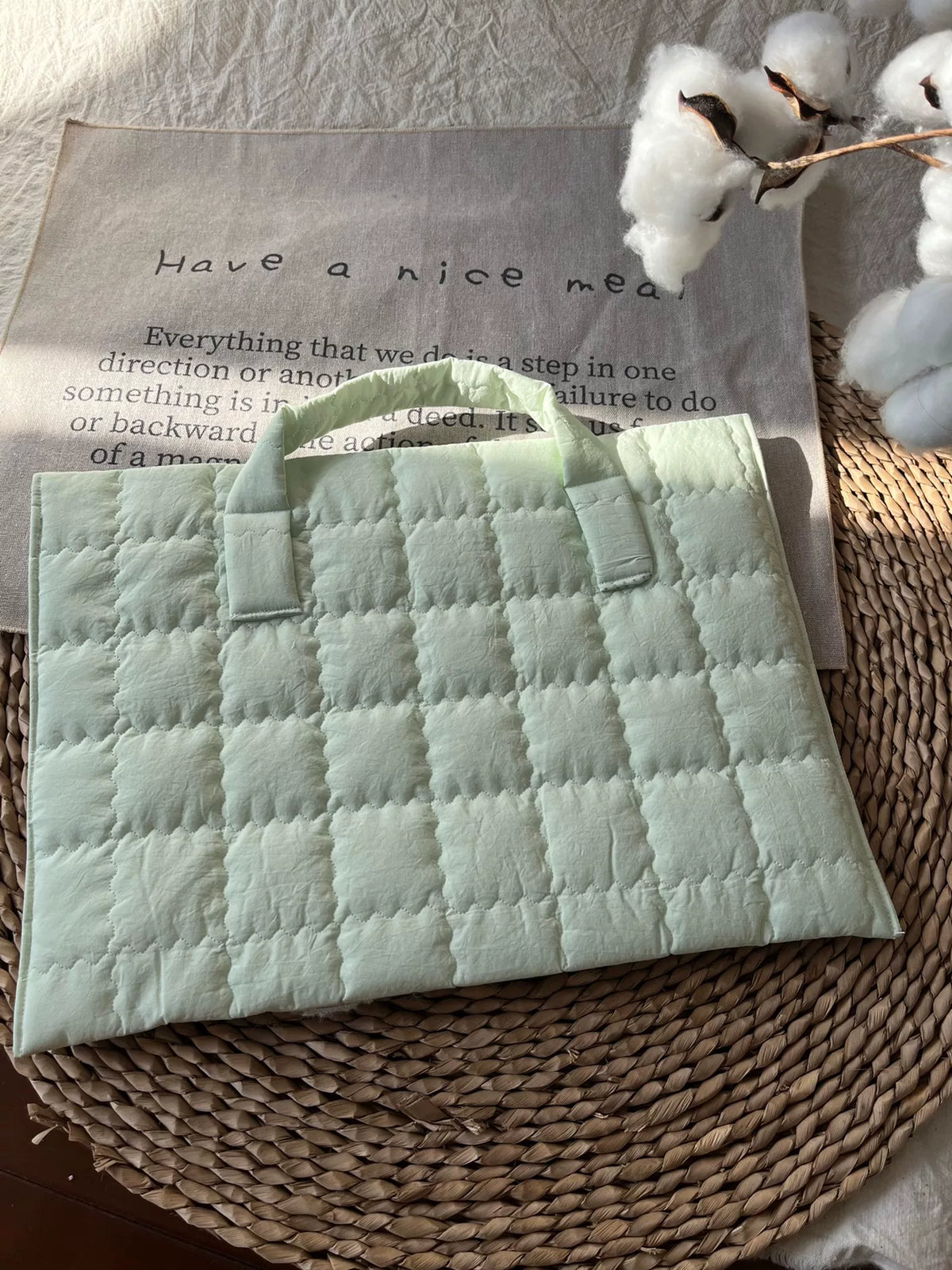 Mintgrön quiltad laptop-fodral med hundapplikation