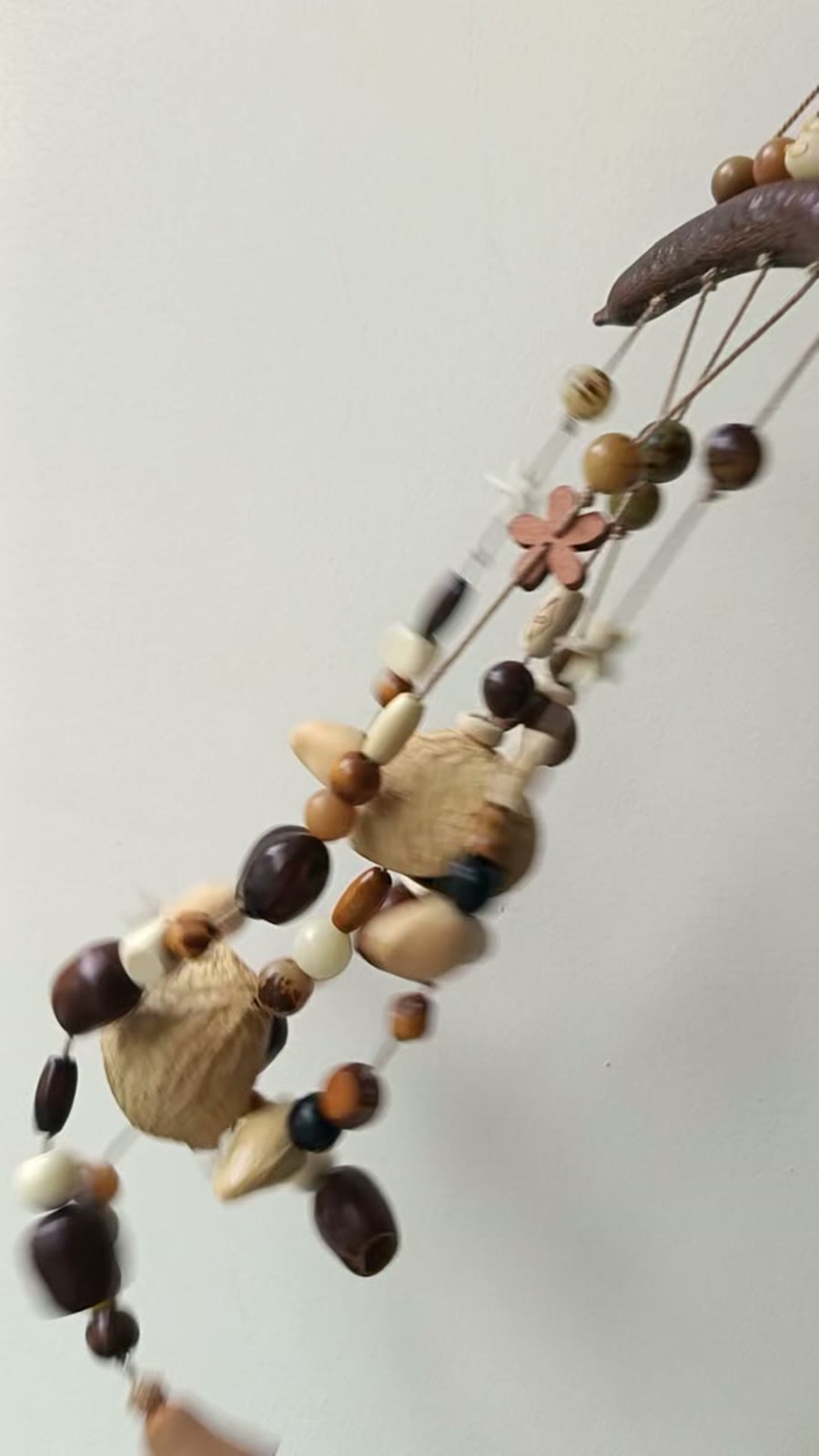 Carillon artisanal en gousses de graines