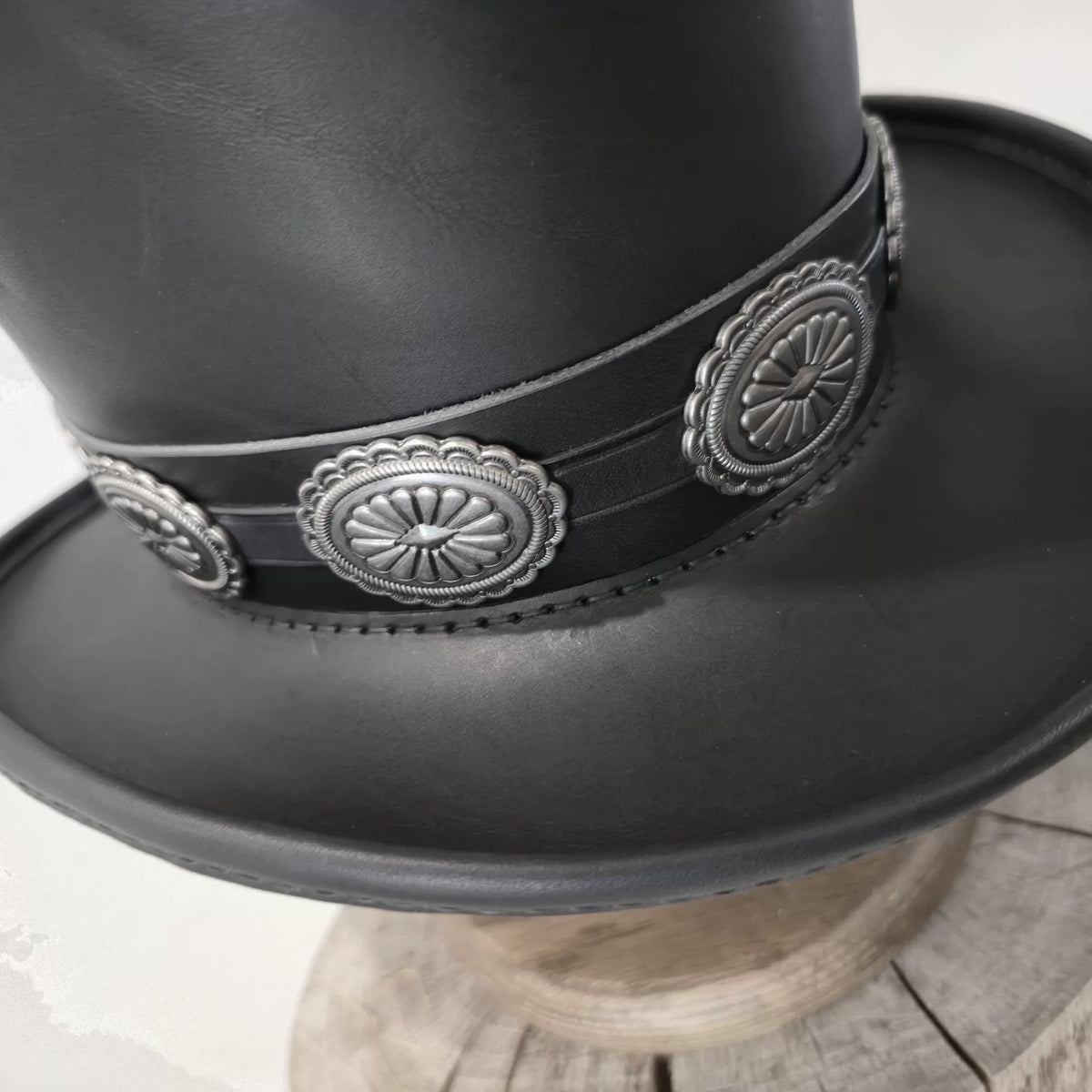 Schwarzer Lederzylinder mit silbernen Conchos