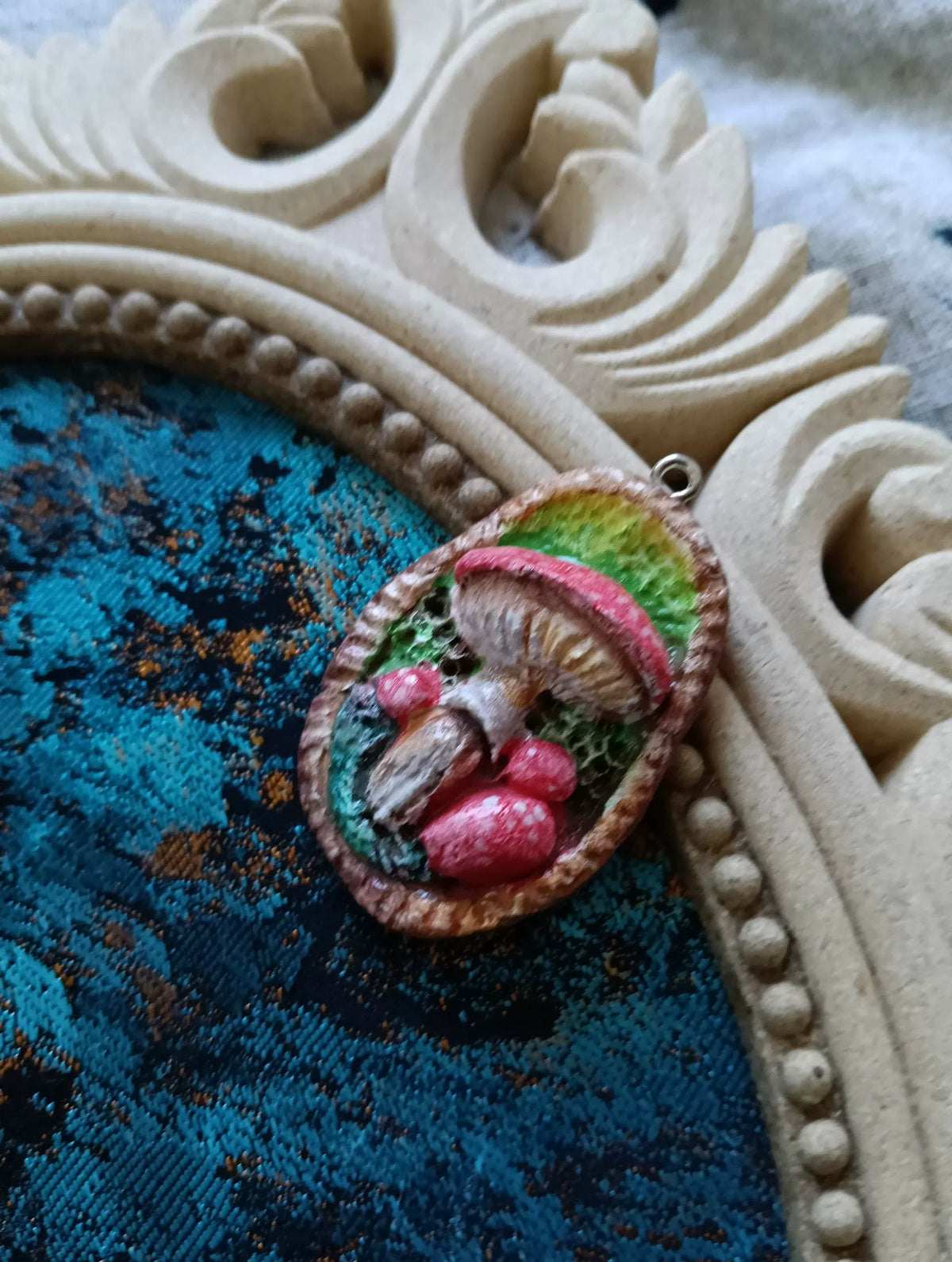 Pingente em Miniatura de Cogumelo da Floresta em Argila Artesanal