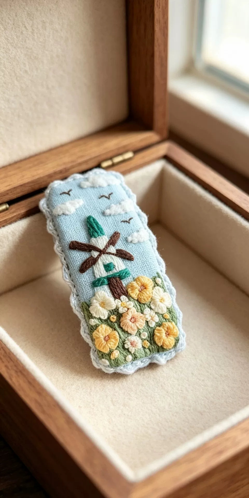 ハンドメイド 布刺繍ヘアクリップ 風車の風景