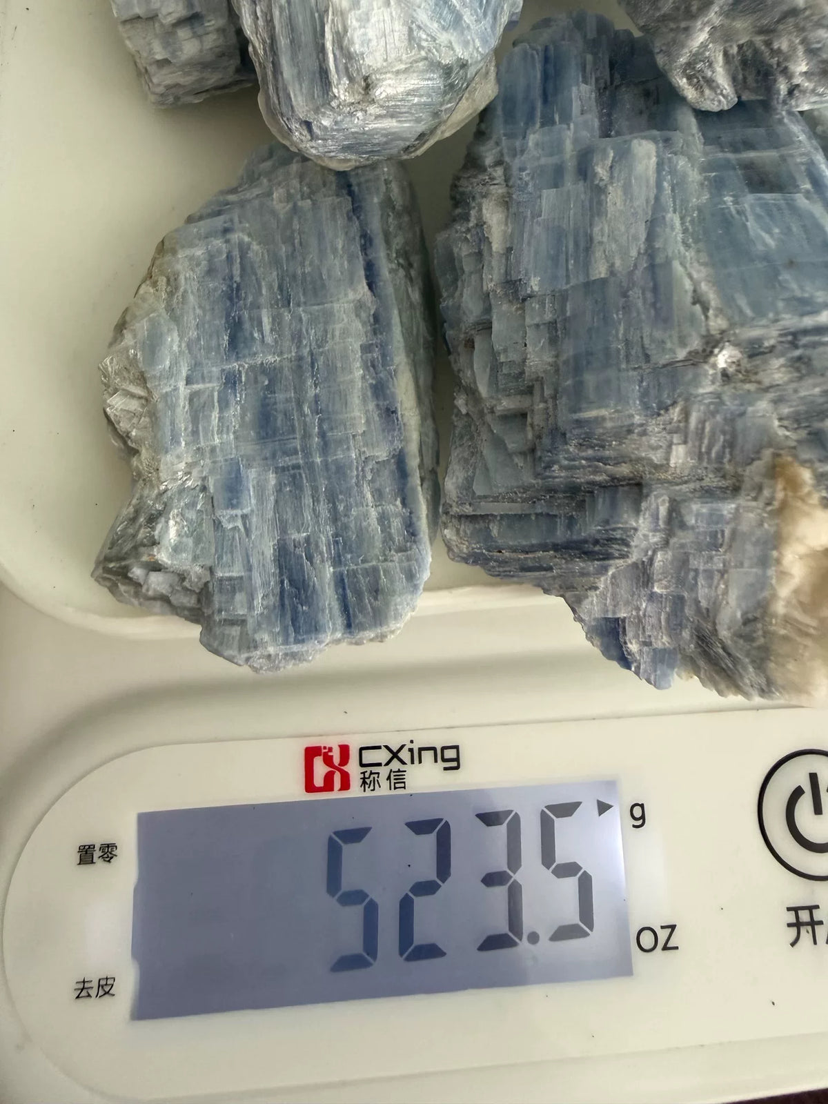 Blauwe Kaniet Kristallen Bons in Witte Keramische Schaal