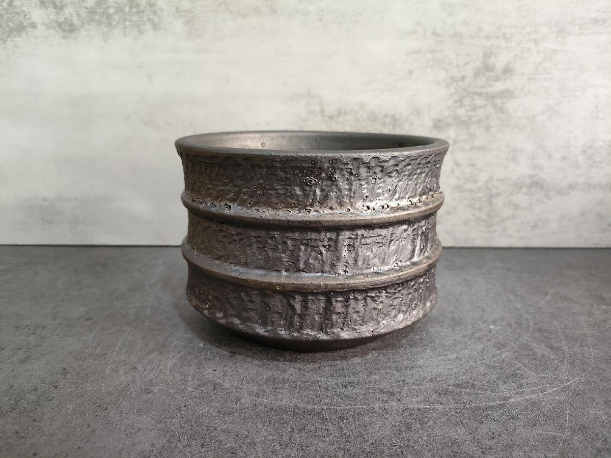 Vaso de cerámica artesanal con textura de corteza