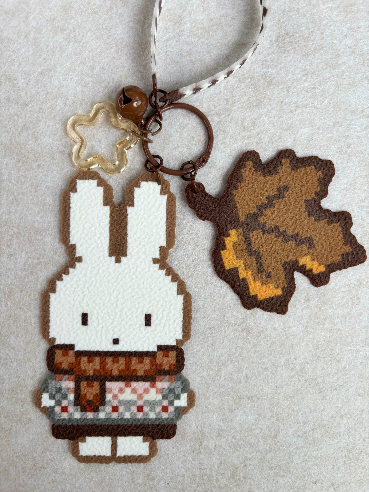 Porte-clés lapin Miffy pixel avec feuille d'érable