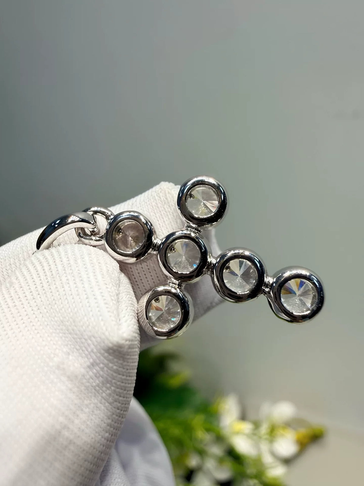 Collana con pietre d'alto carbonio e croce incastonata