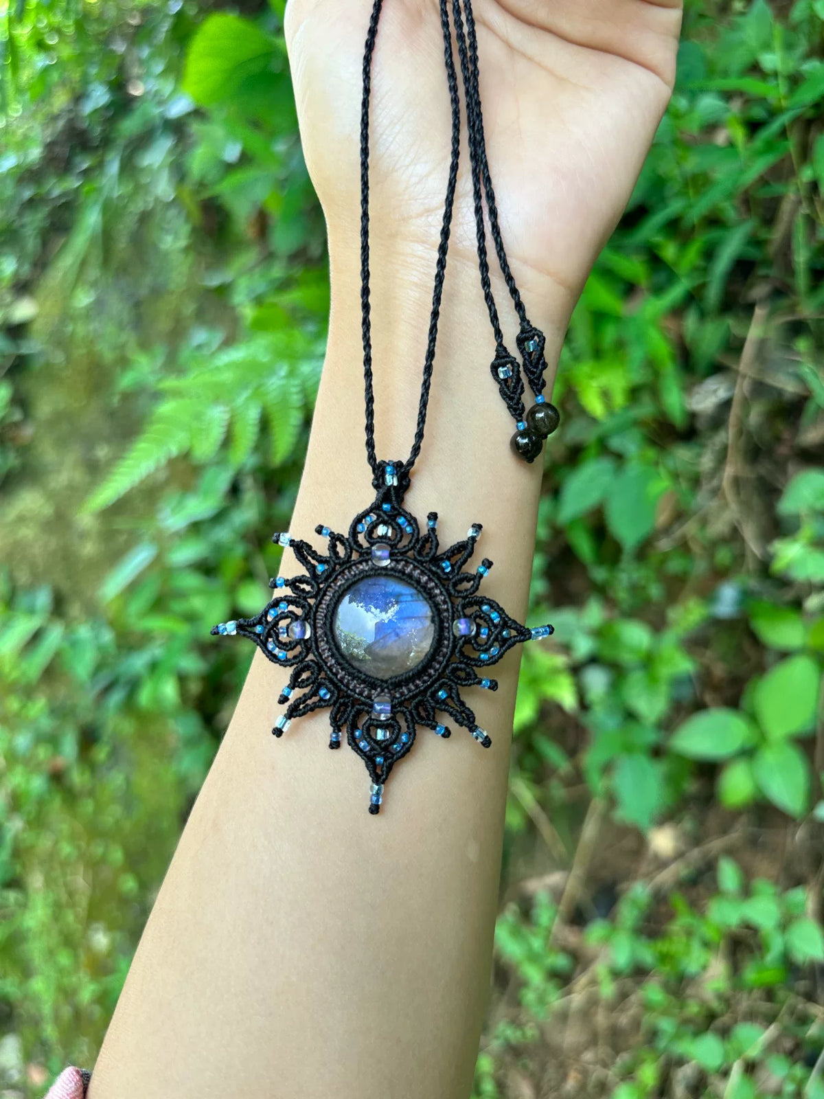 Labradorite makramé-halsband med svart snöre