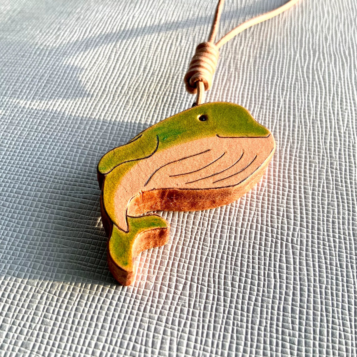 Llavero con amuleto de ballena de cuero tallado a mano