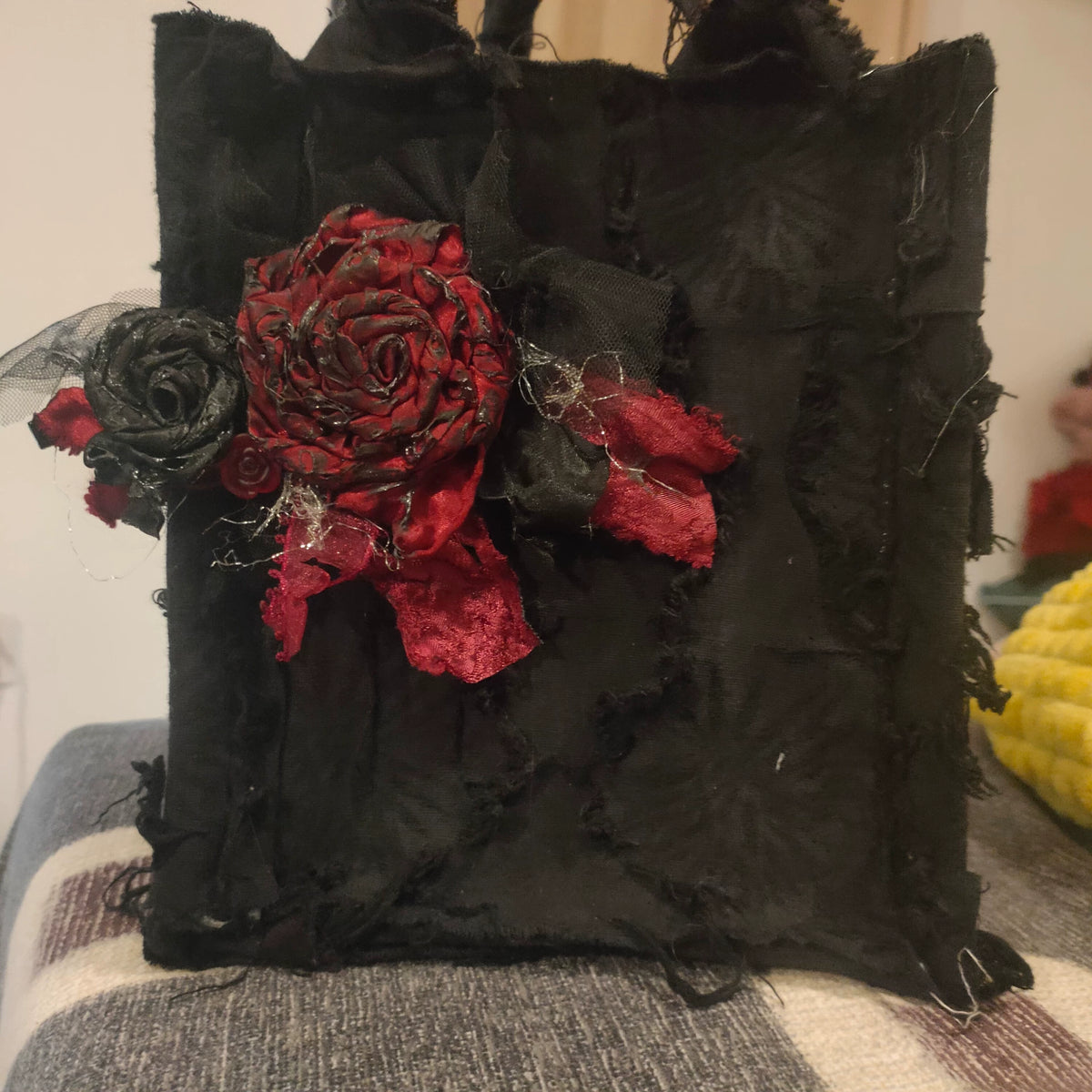 Borsa tote gotica artigianale con rose rosse in tessuto