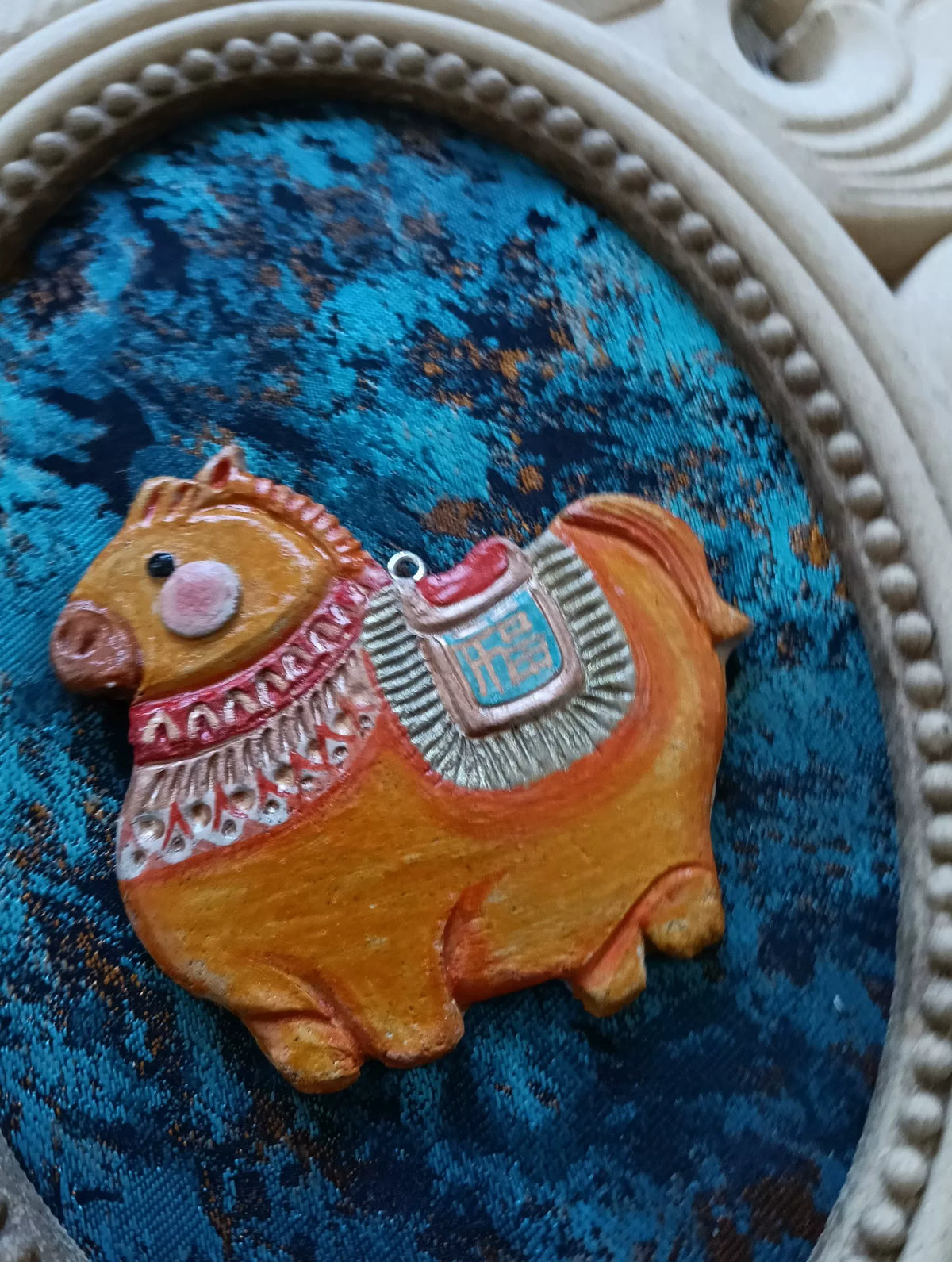Pendente de Cavalo Tang em Argila Artesanal