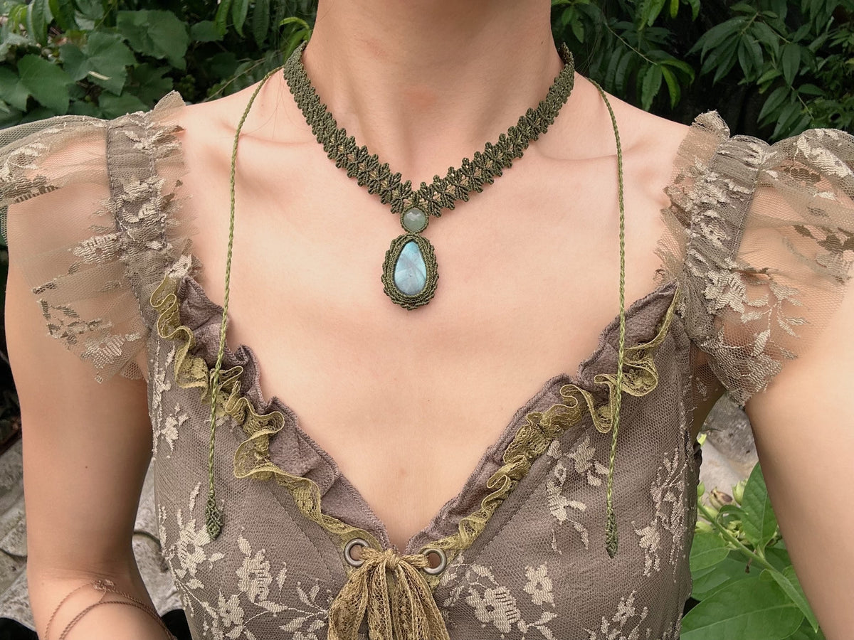 Handgakte Macrame Choker met Labradoriet Hanger