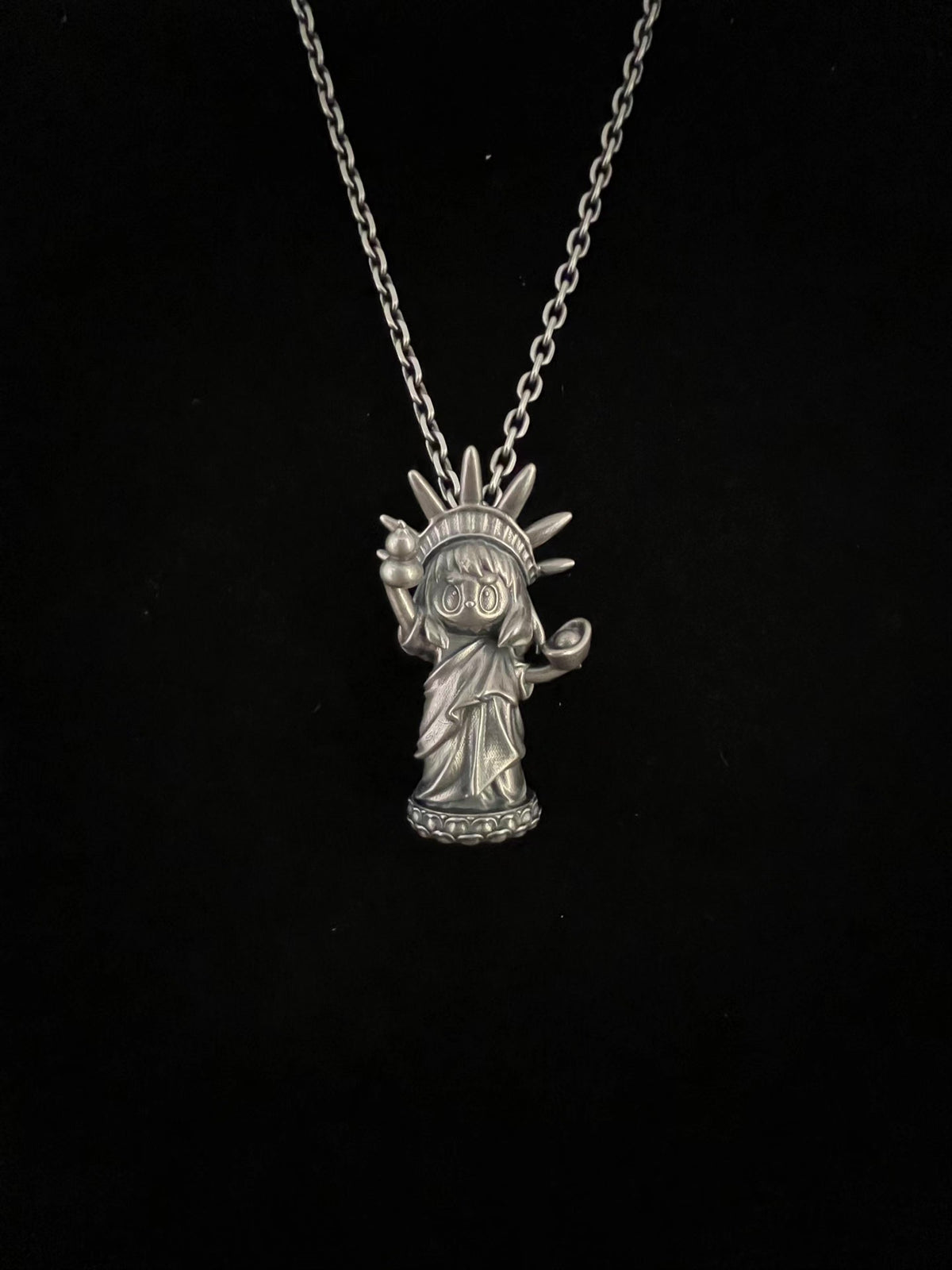 Labubu Frihetsstatyn hänge i 925 silver