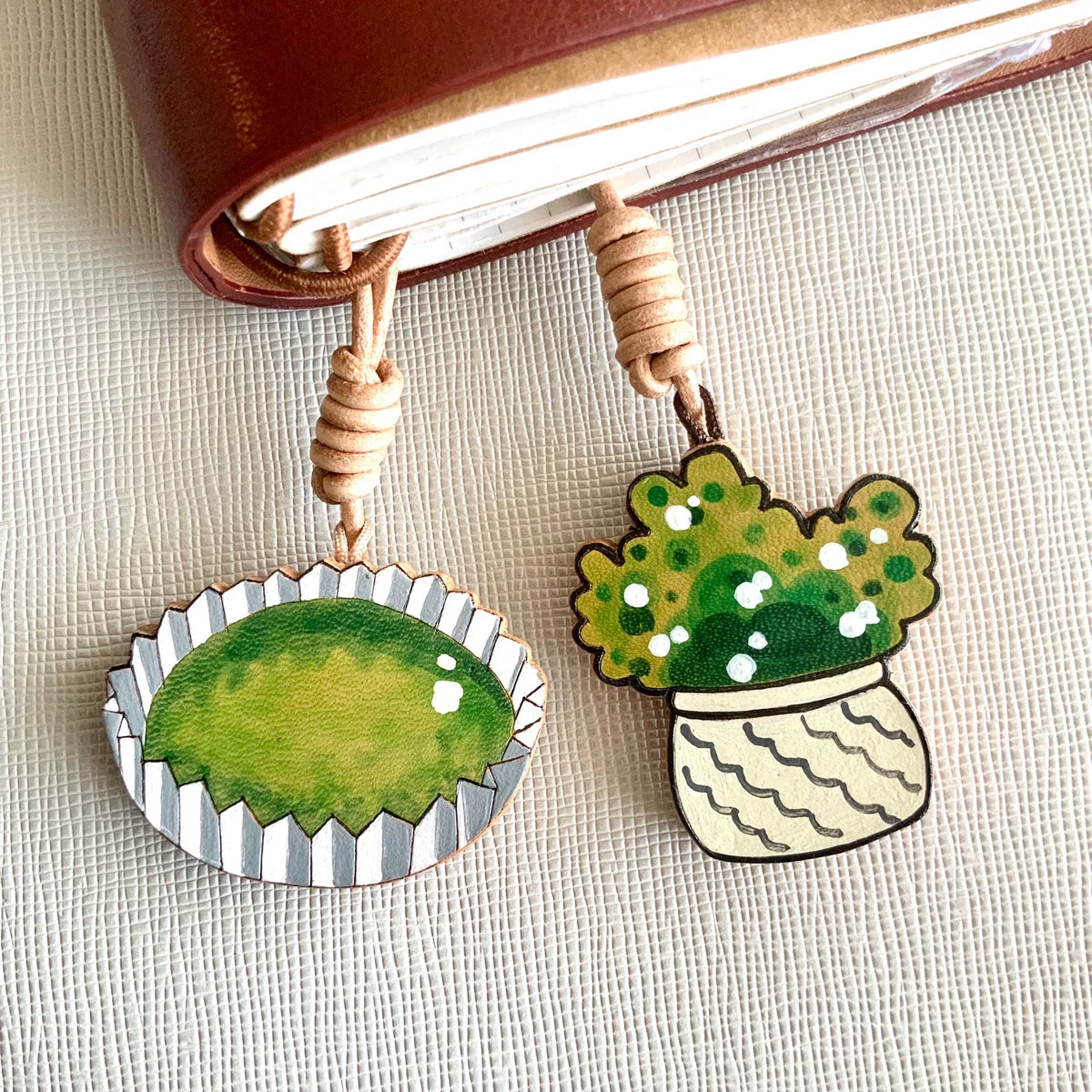 Porte-clés cactus en cuir peint à la main