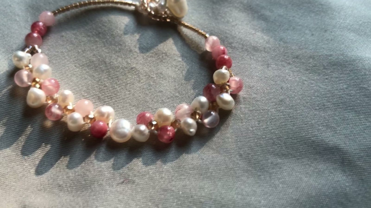 Brazalete de perlas naturales hecho a mano para muñeca delgada
