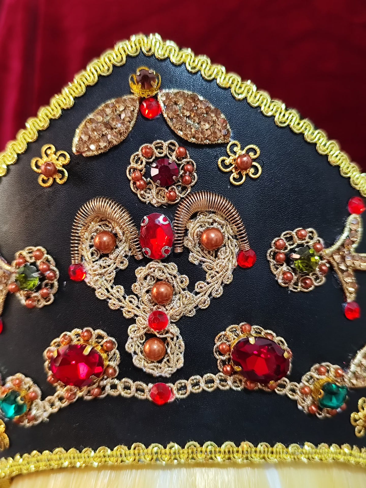 Copricapo kokoshnik russo nero con finiture dorate