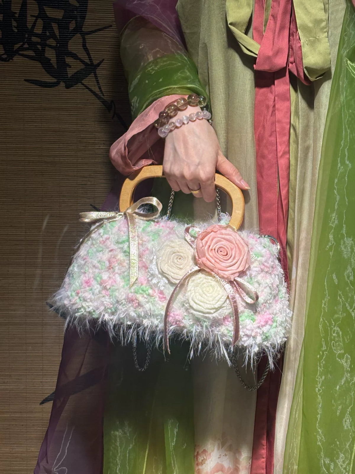 Sac à poignée en crochet avec applique de rose