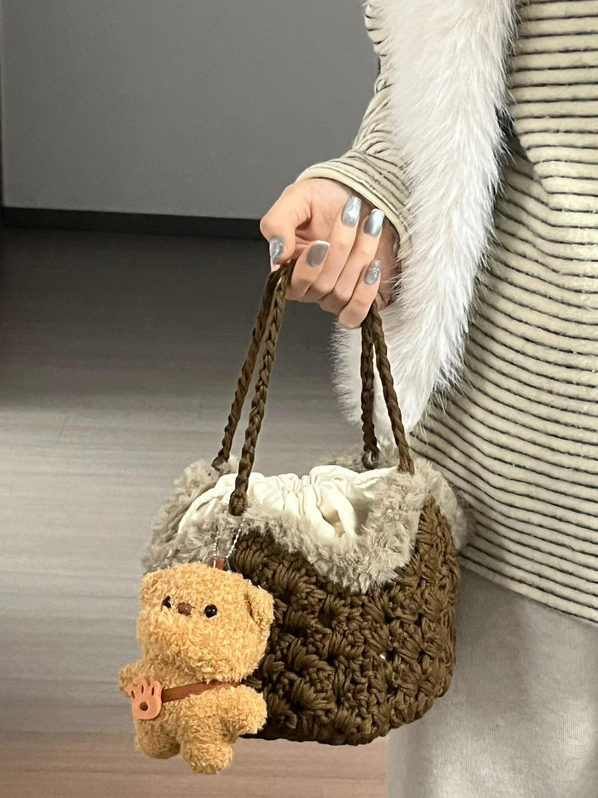 Sac panier marron café au crochet avec breloque ours