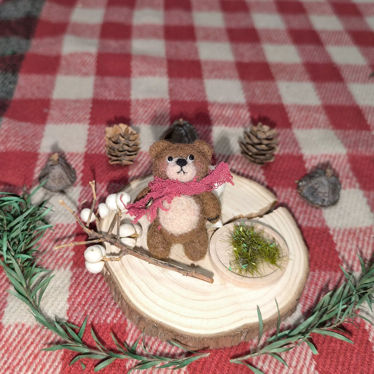Handgefertigter brauner Teddybär-Anhänger aus Wollfilz