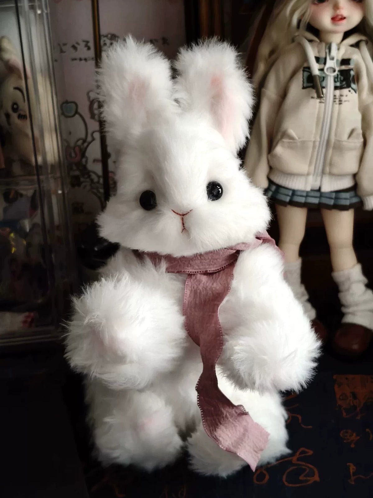 Coelho de Peluche Branco Feito à Mão com Laço