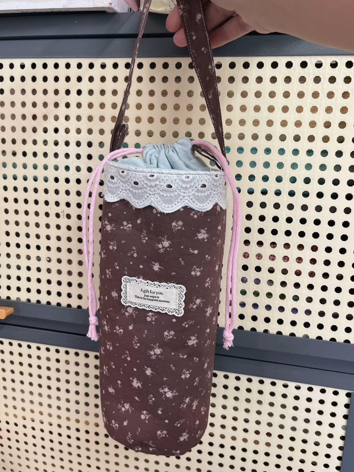 Bolsa de polvo de tela floral con cordón hecha a mano
