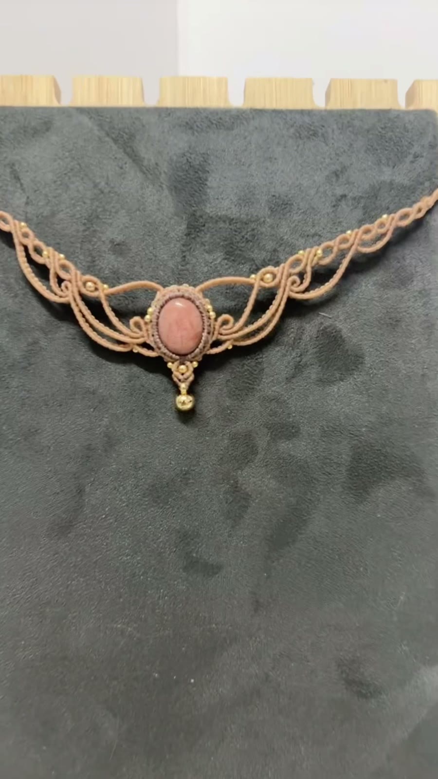 Collana in macramé intrecciata a mano con cabochon ovale
