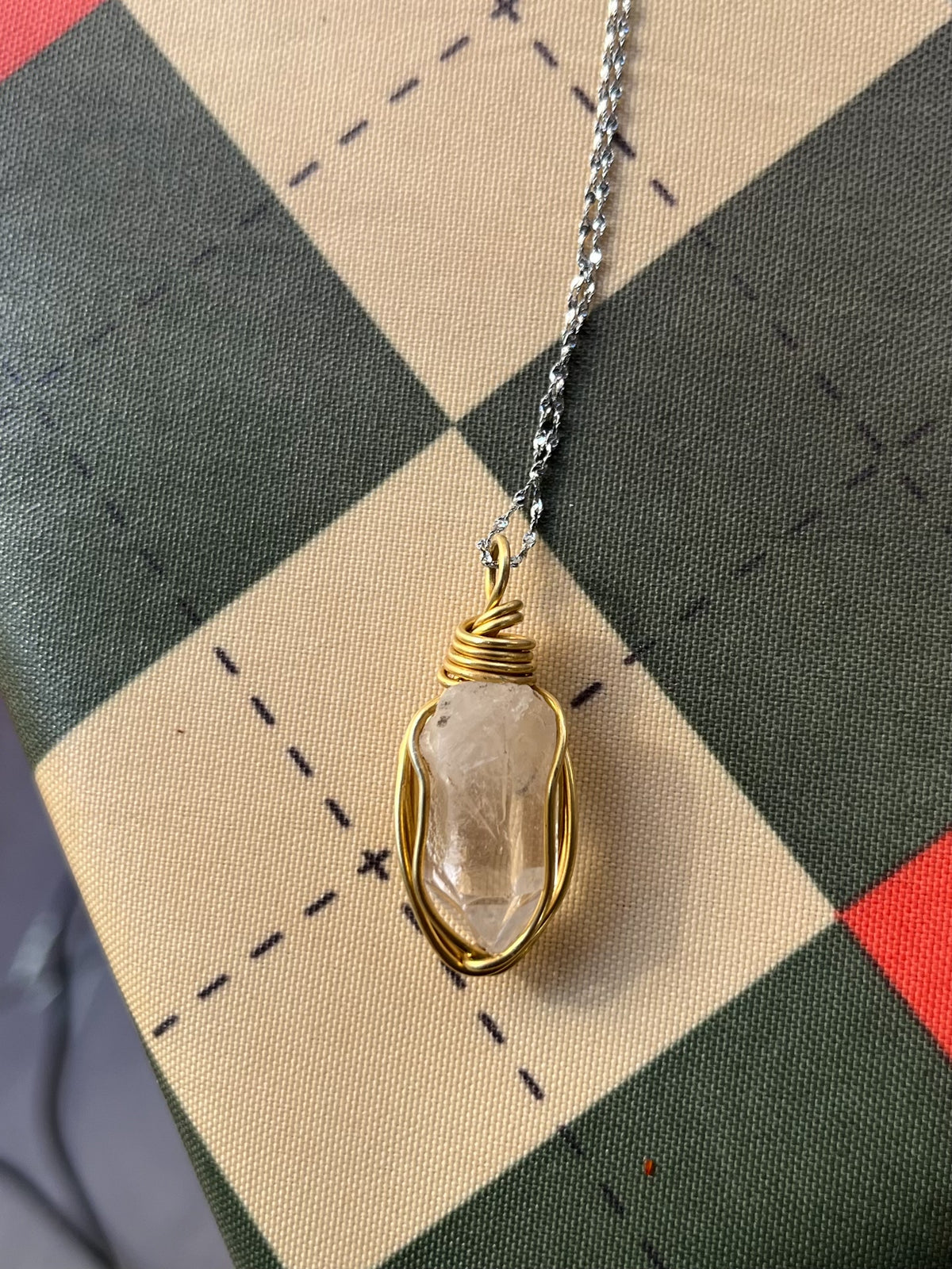 Pendentif en quartz blanc et laiton artisanal