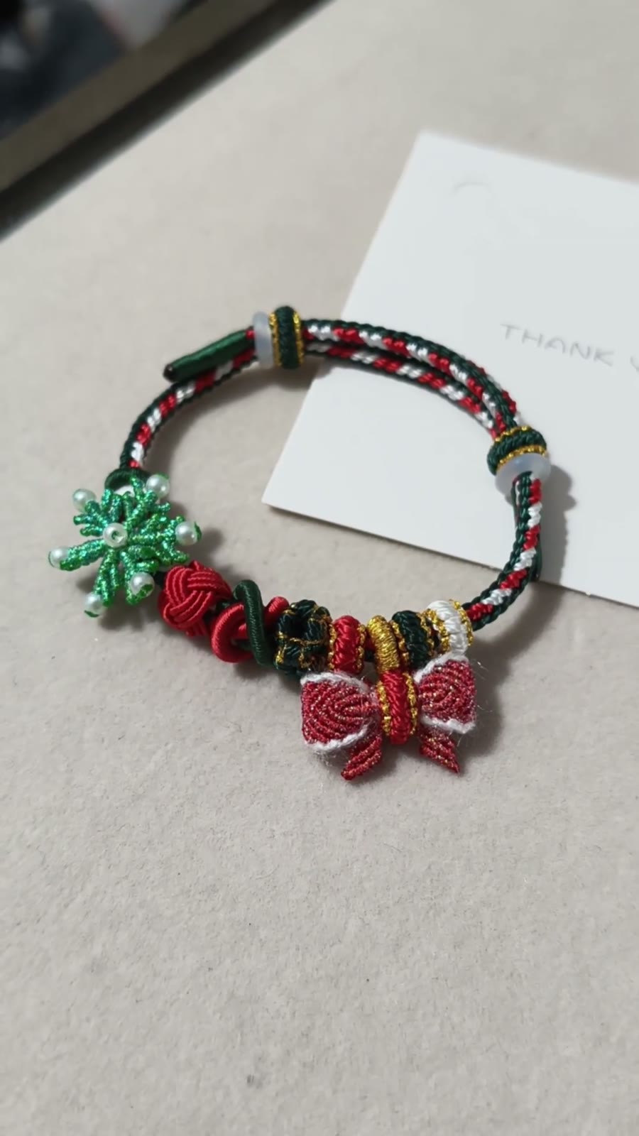 Bracelet de Noël tissé à la main flocon de neige et nœud rouge vert