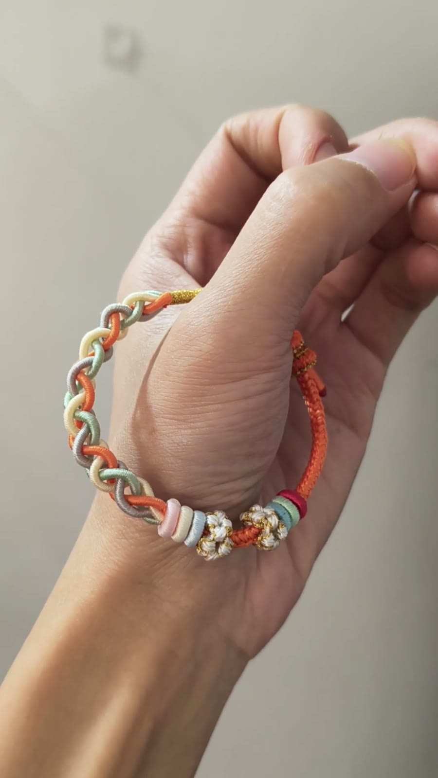 Pulsera de cordón tejida a mano en degradado naranja y gris