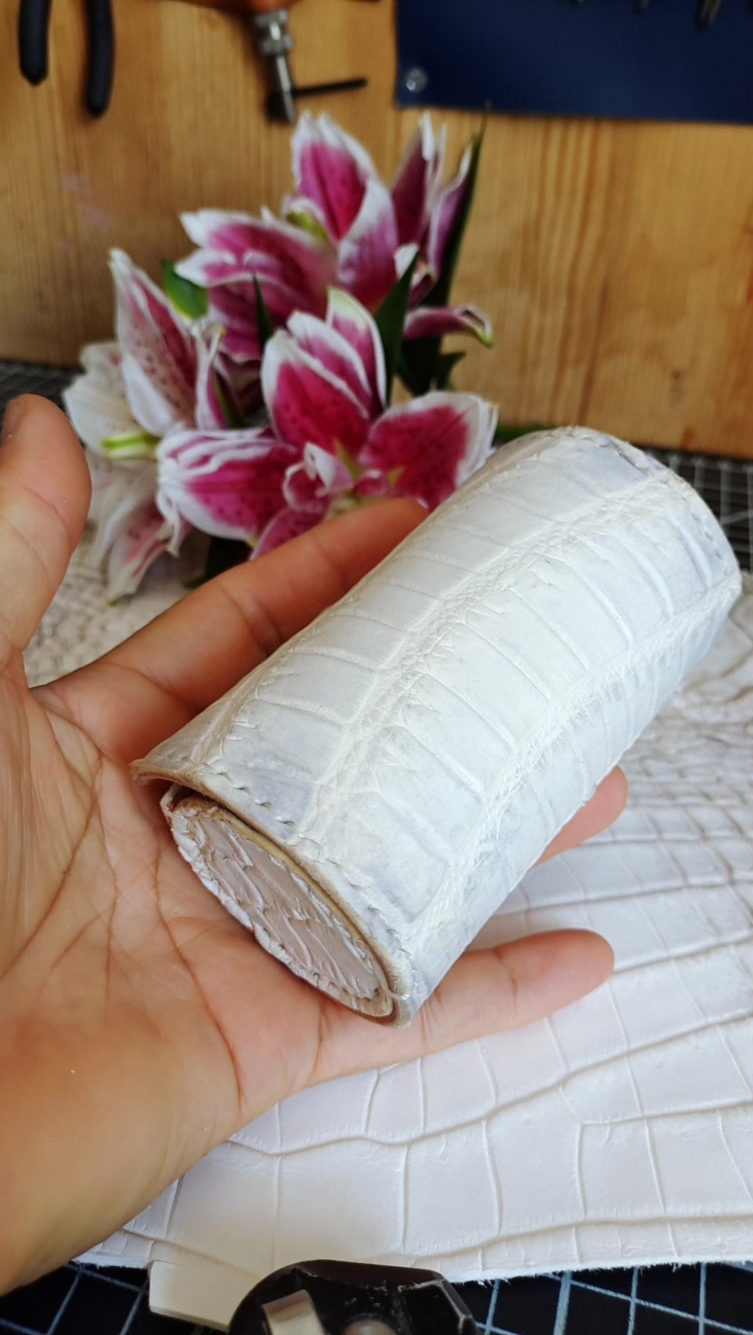Estuche artesanal para nueces wenwan en cuero de cocodilo Himalaya