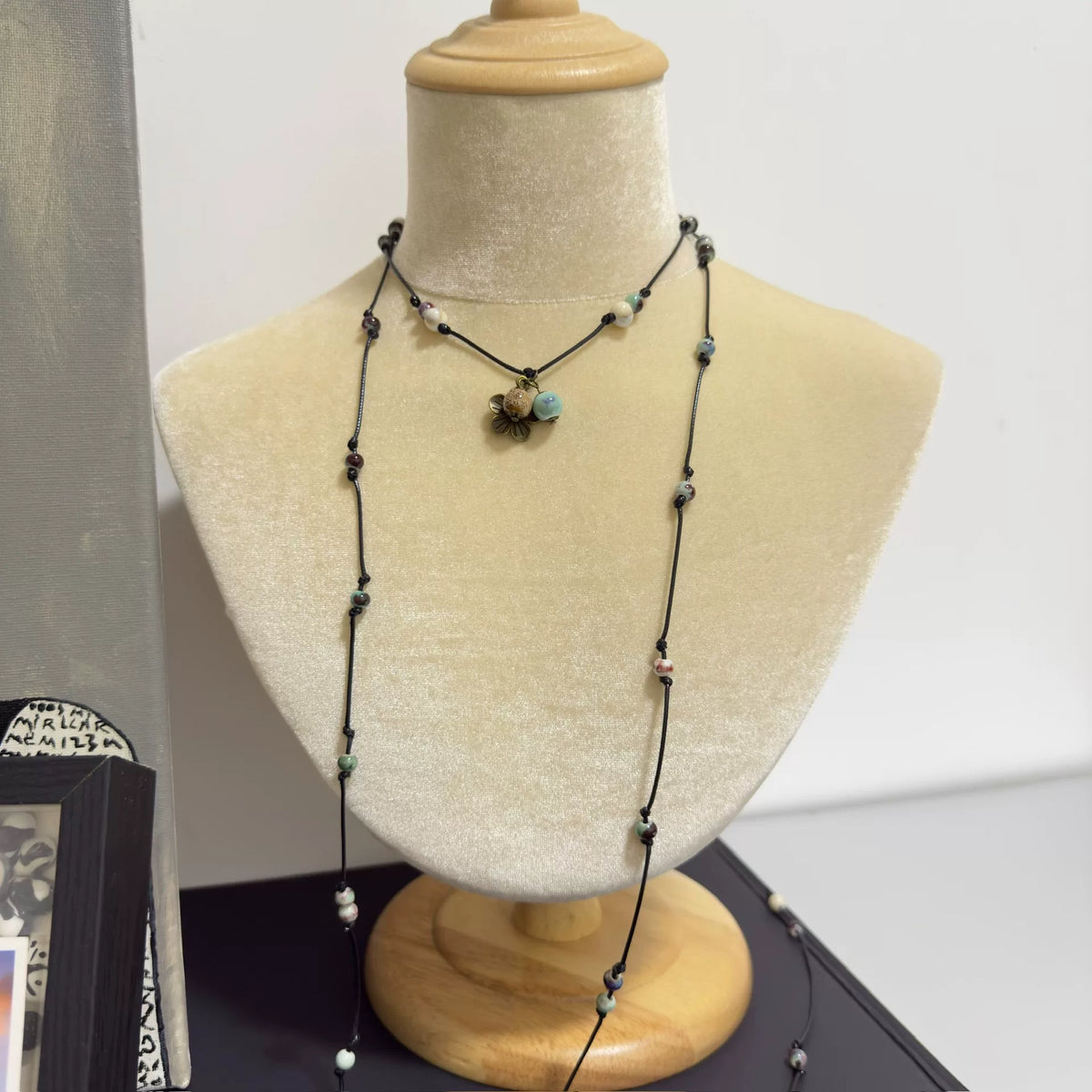 Collana lunga con perle in ceramica artigianale