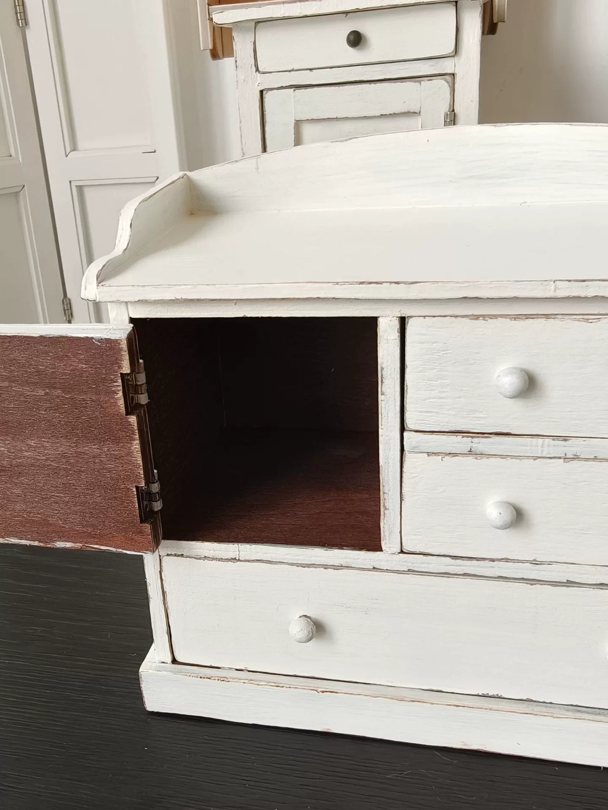 Miniatuur-kast voor poenhuis in distressed retro-wit