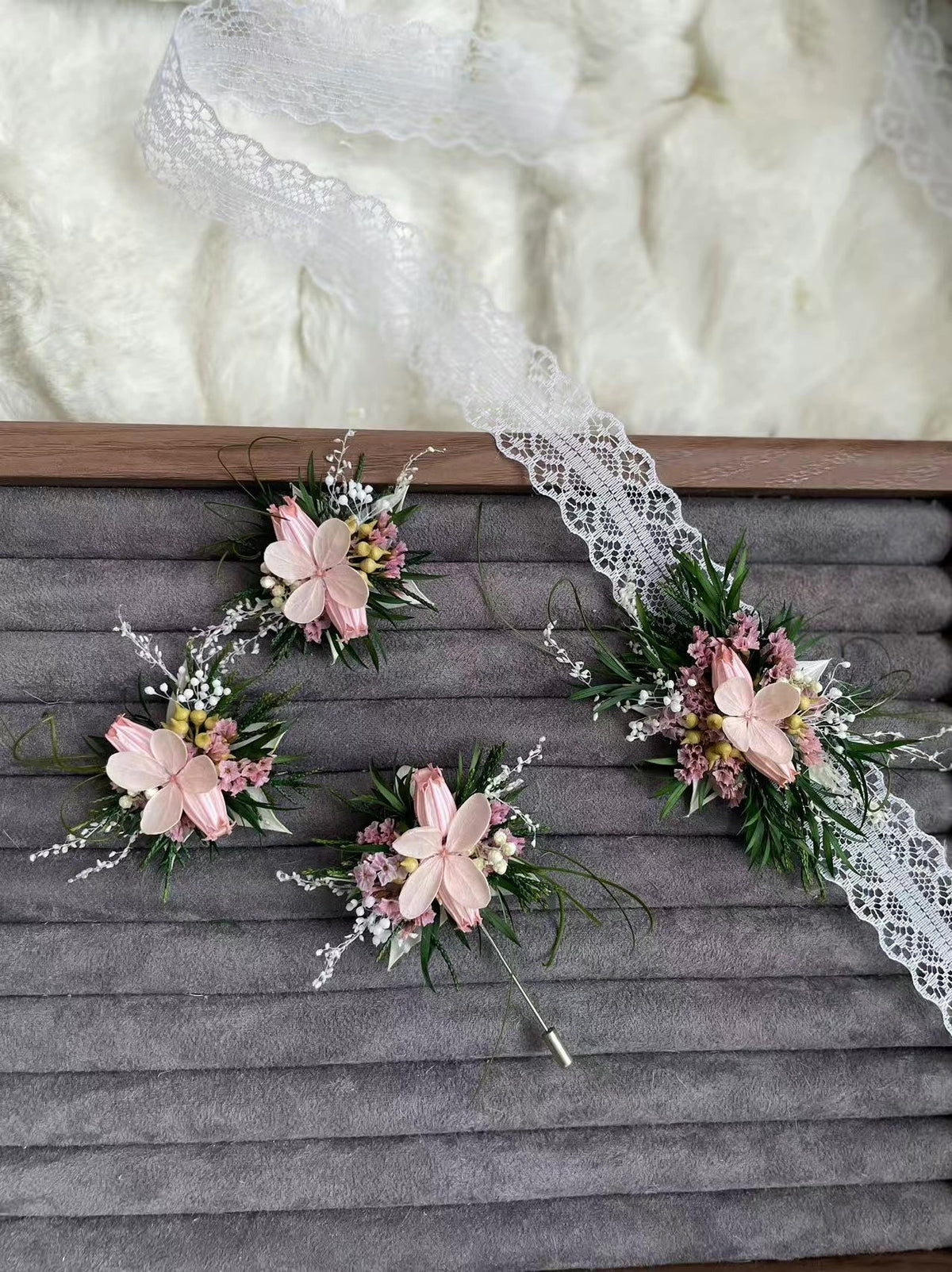Set di accessori floreali in mugiglio conservato rosa: anello, boutonnière e polso