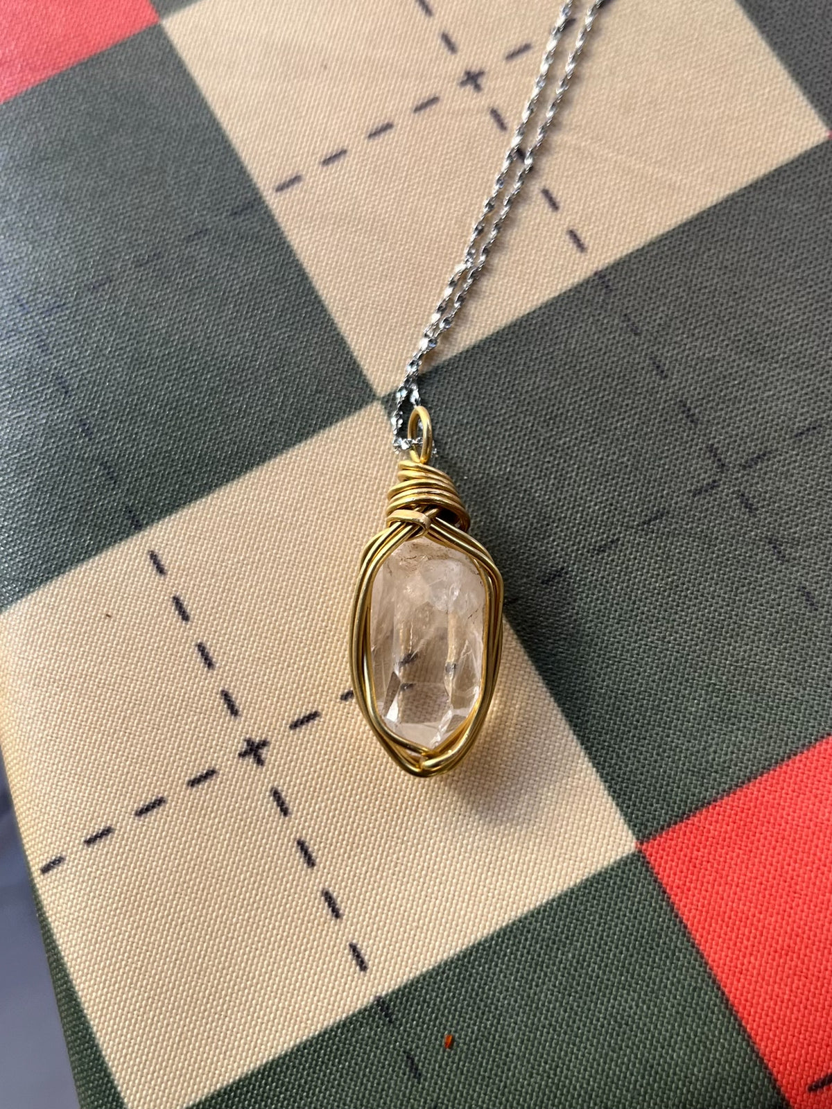 Pendentif en quartz blanc et laiton artisanal