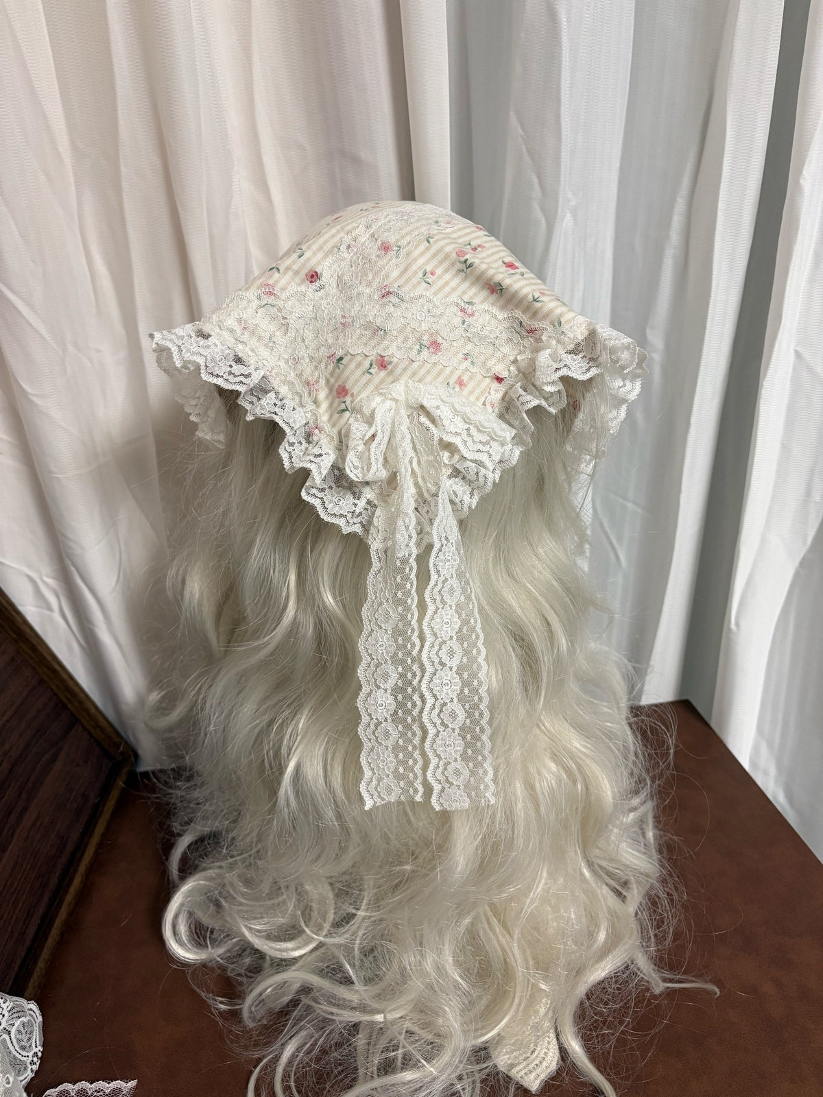 Lenço de Cabeça Reversível com Renda Floral e Riscas