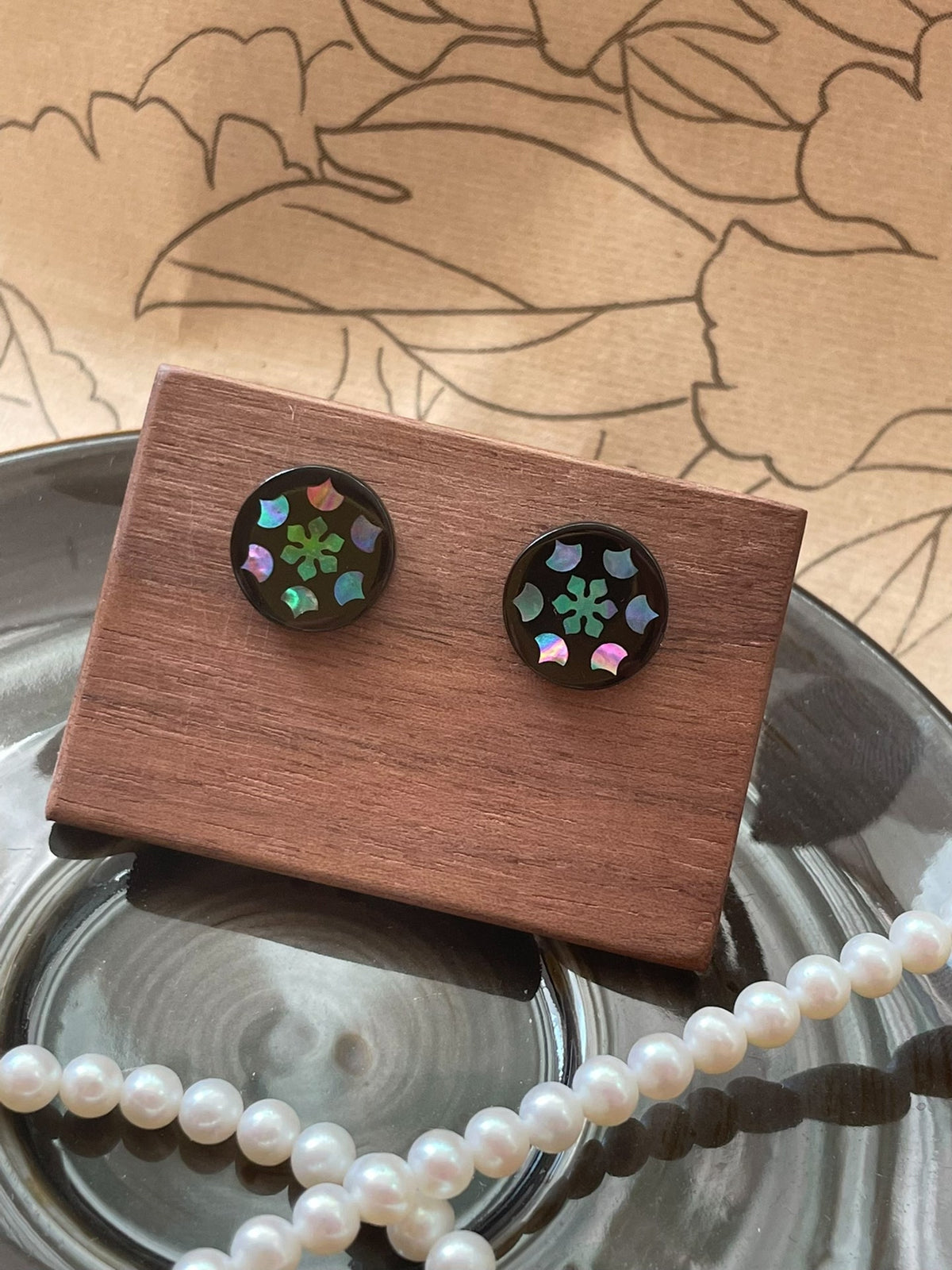 Boucles d'oreilles puces en laque noire et incrustations de nacre