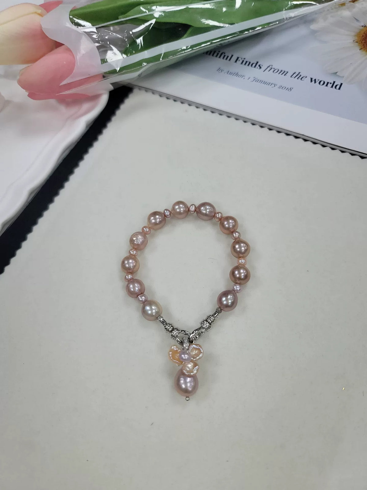 Bracciale in perle rosa con ciondolo a fiore