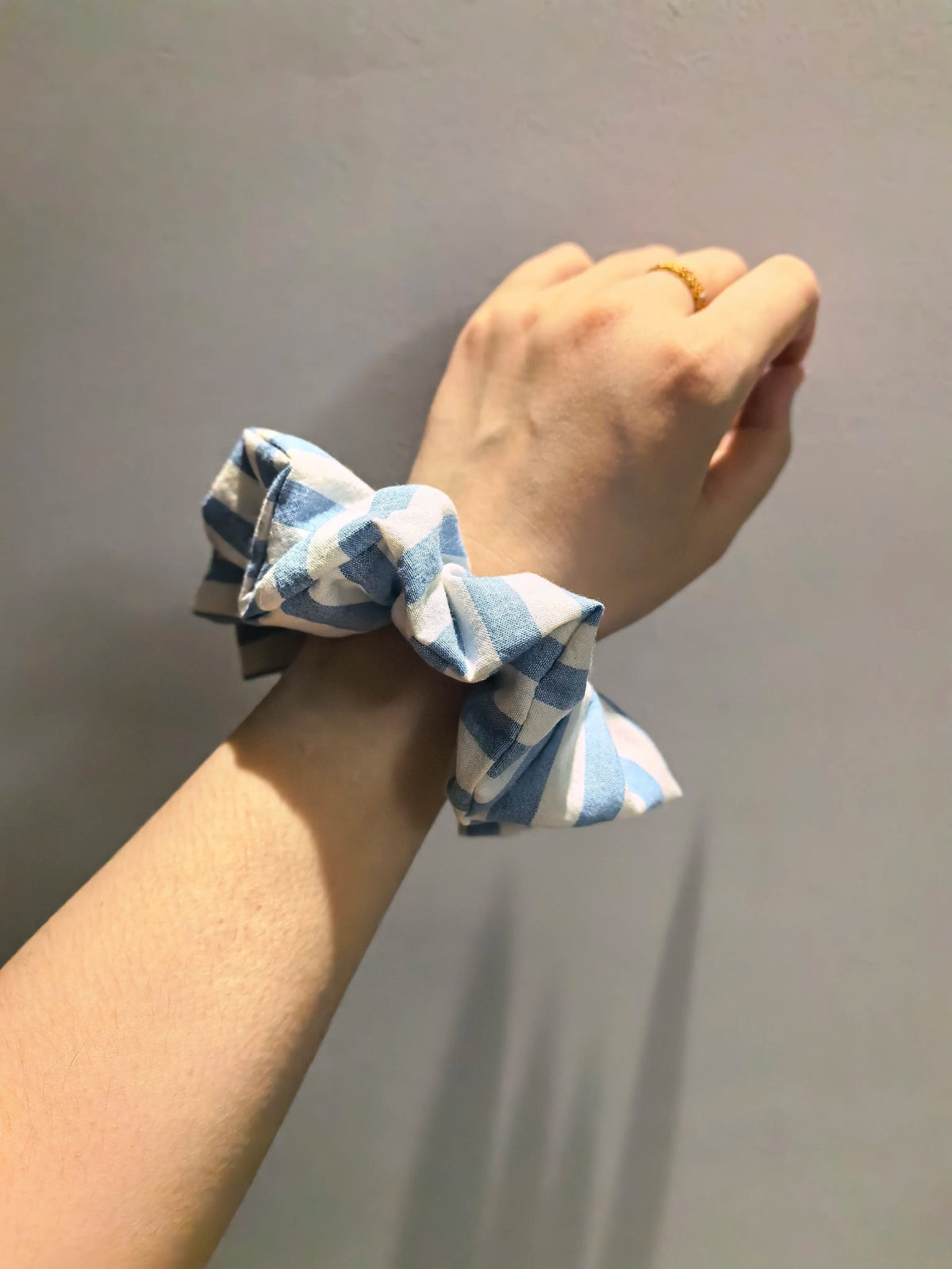Blau gestreiftes Baumwoll-Scrunchie Haarring