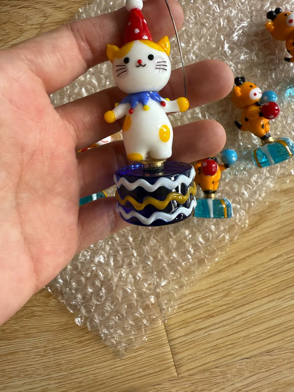 Handgefertigte Glas-Katzen-Clown-Figur zum Drehen