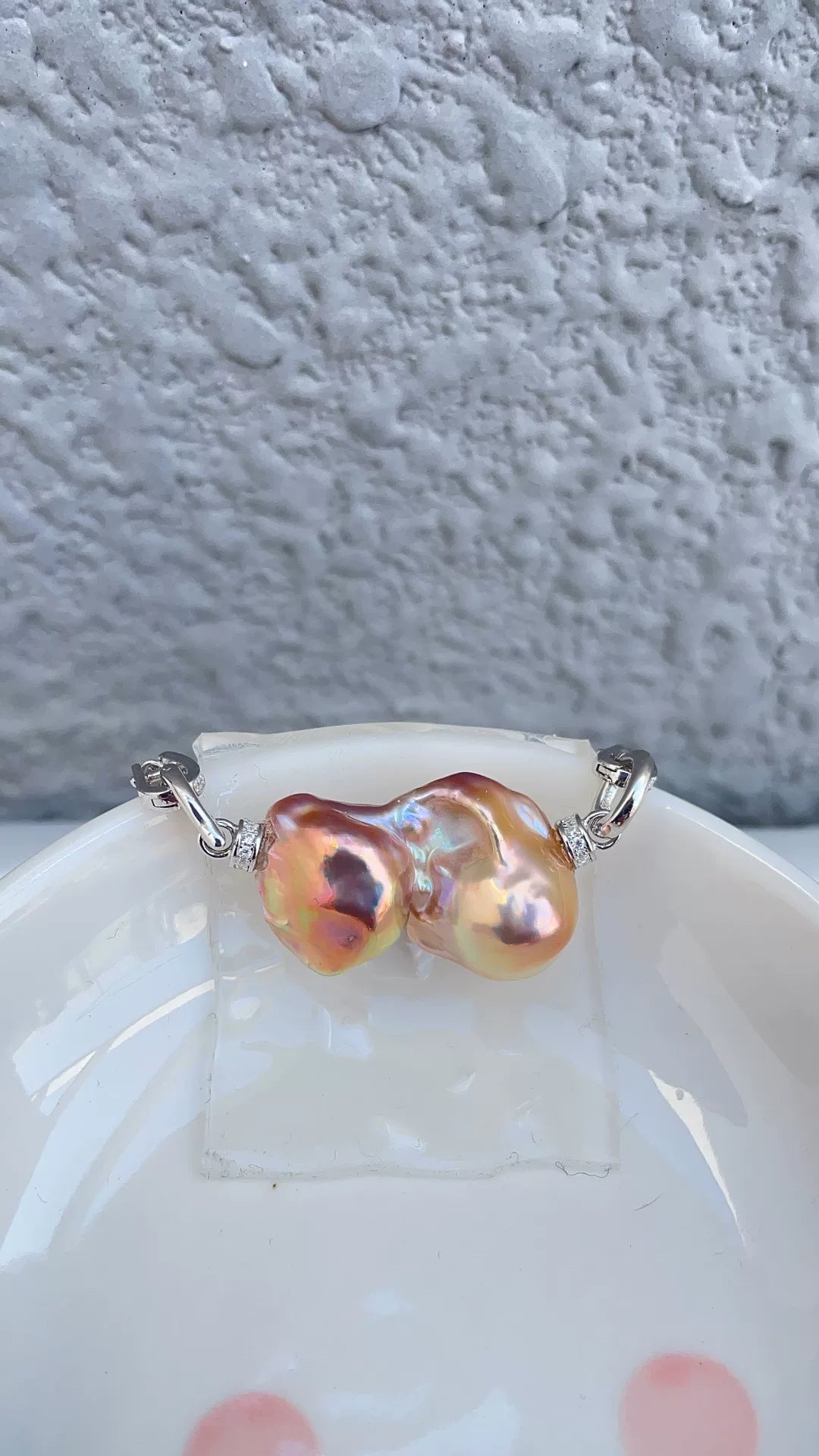 Ciondolo in argento con perla barocca verde e viola