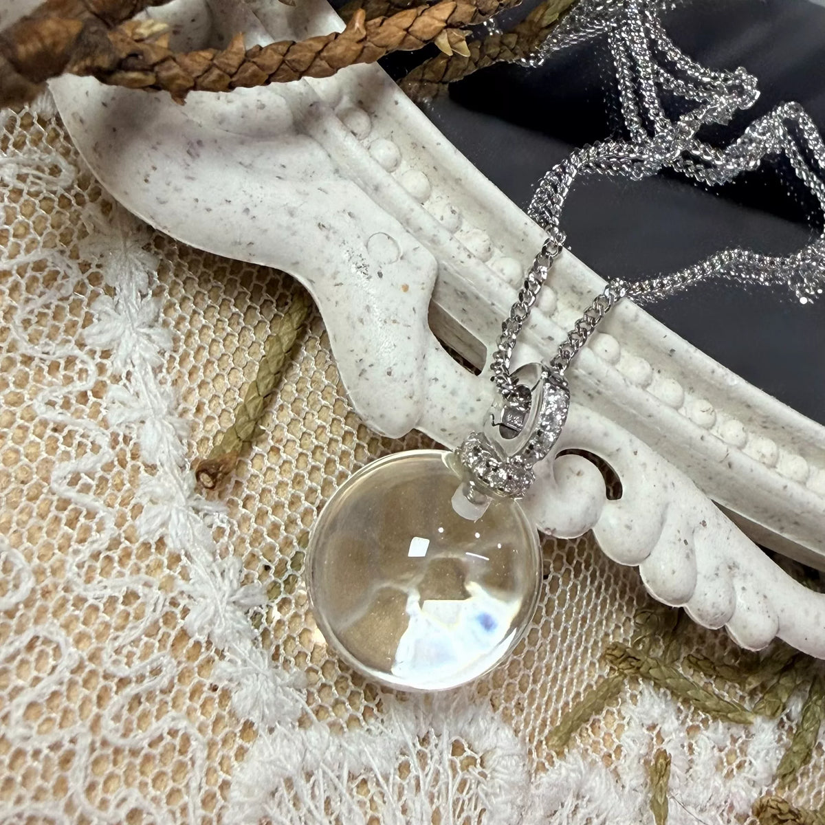 Collar con colgante de esfera de cuarzo transparente y cierre de plata