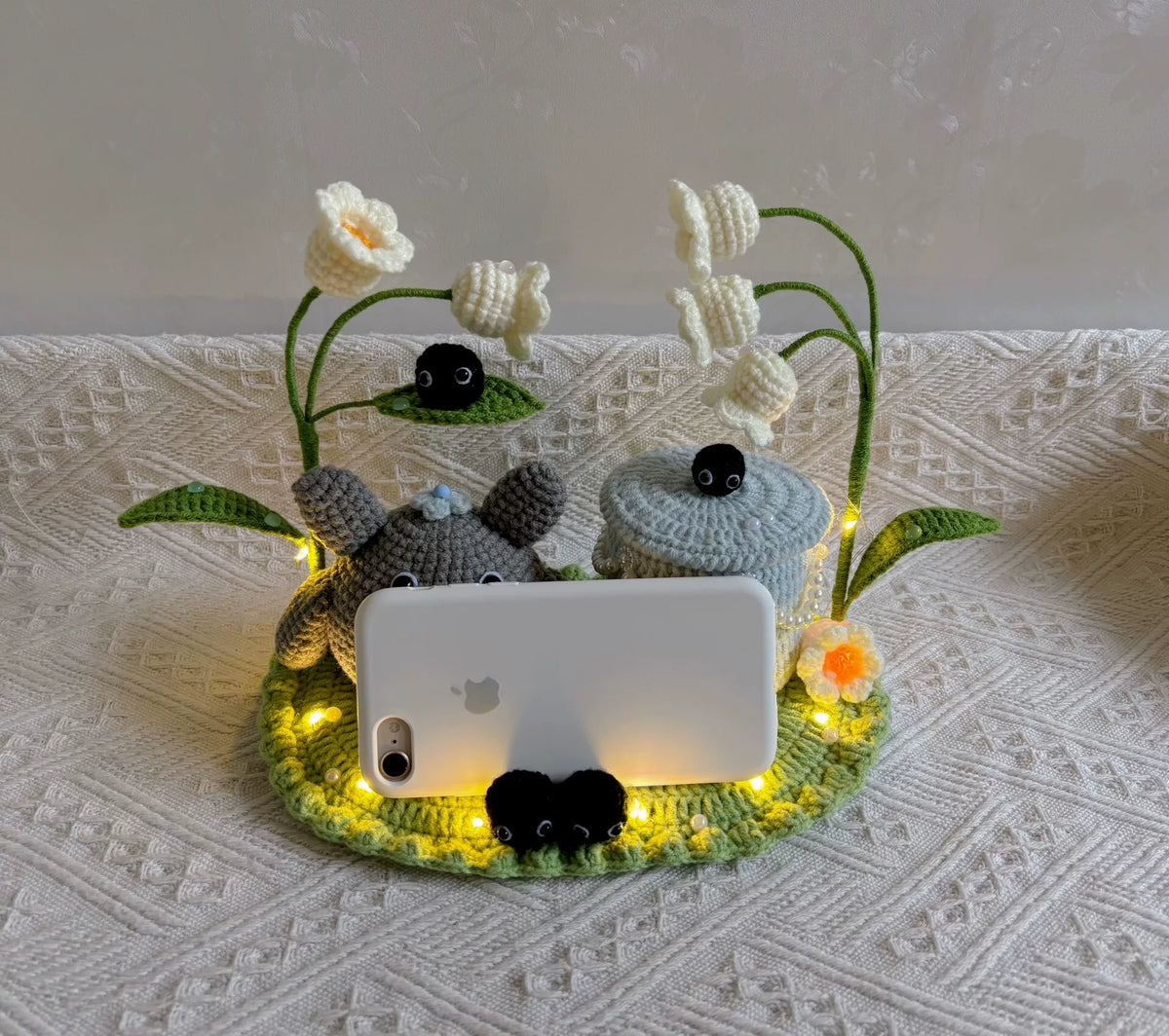 Luce e supporto con Scena Totoro all'uncinetto