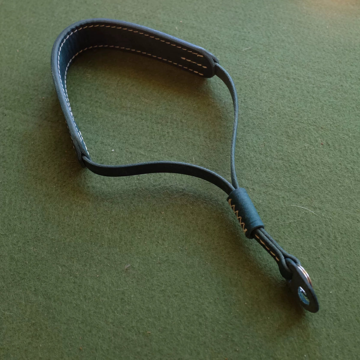 Polsino in pelle con anello di metallo