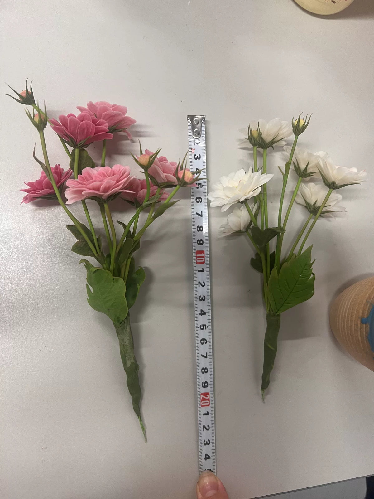 Handgefertigte Kamillen-Gänseblümchen-Pflanze aus Knete