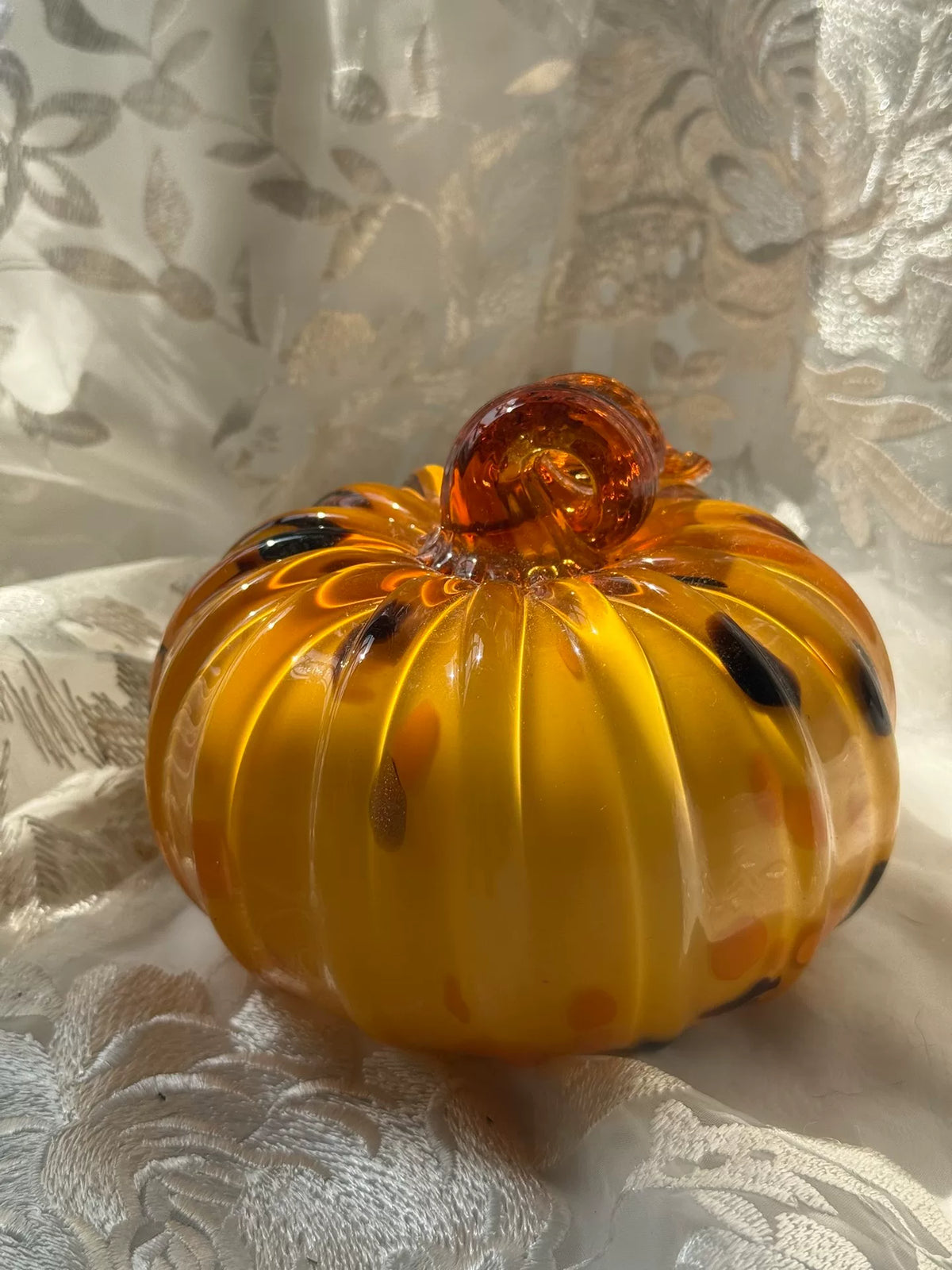 Citrouille en verre ambré vintage avec taches sombres