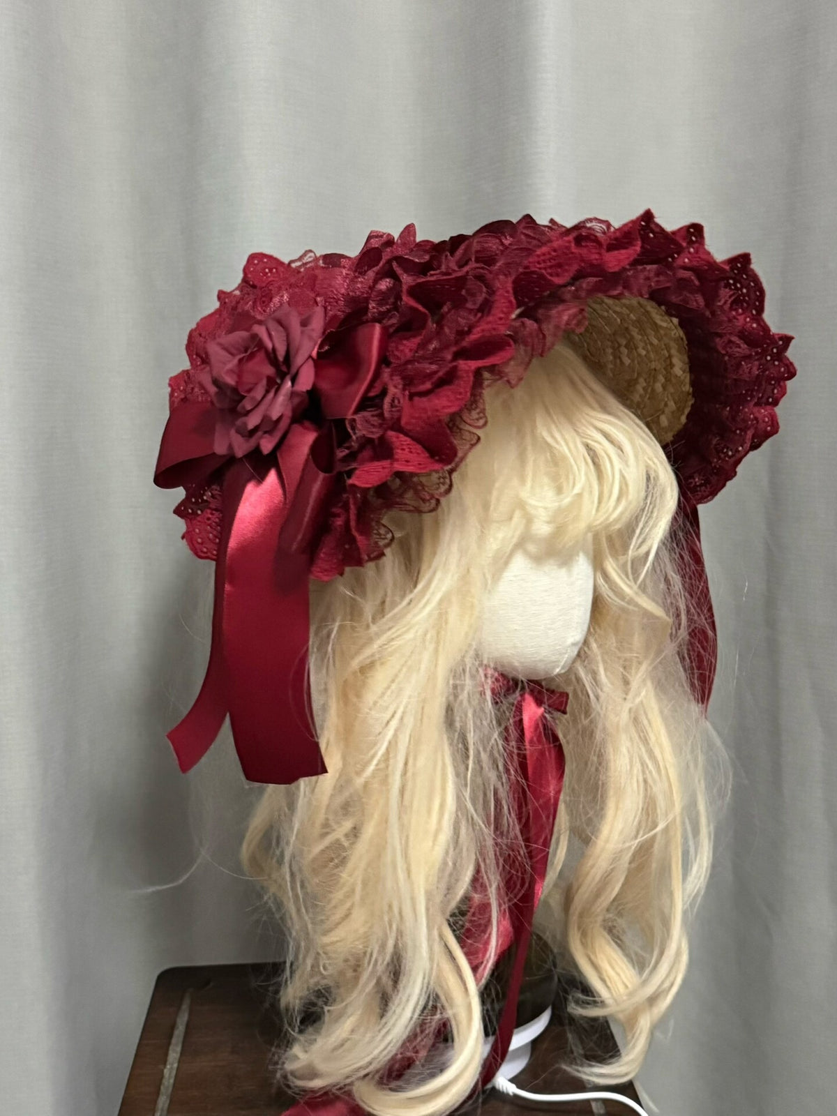 Rode Kant en Stro Lolita-bonnet