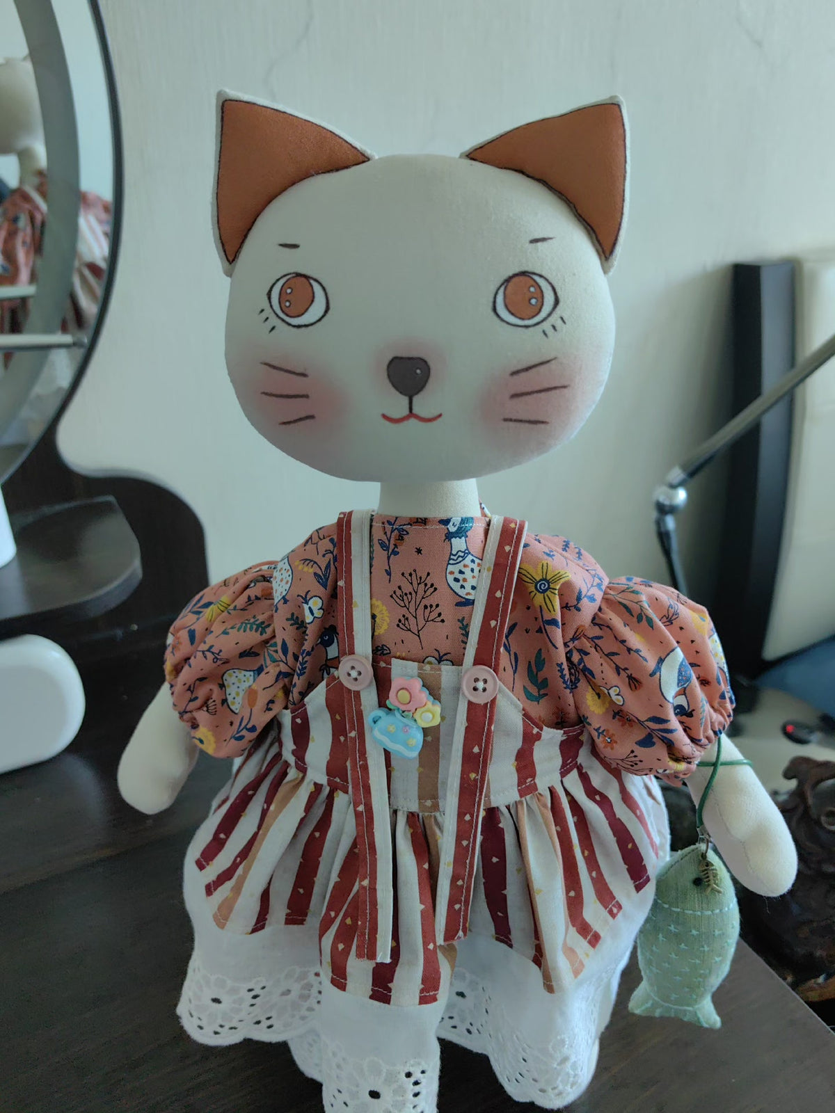 Poupée chat en tissu articulée 40 cm