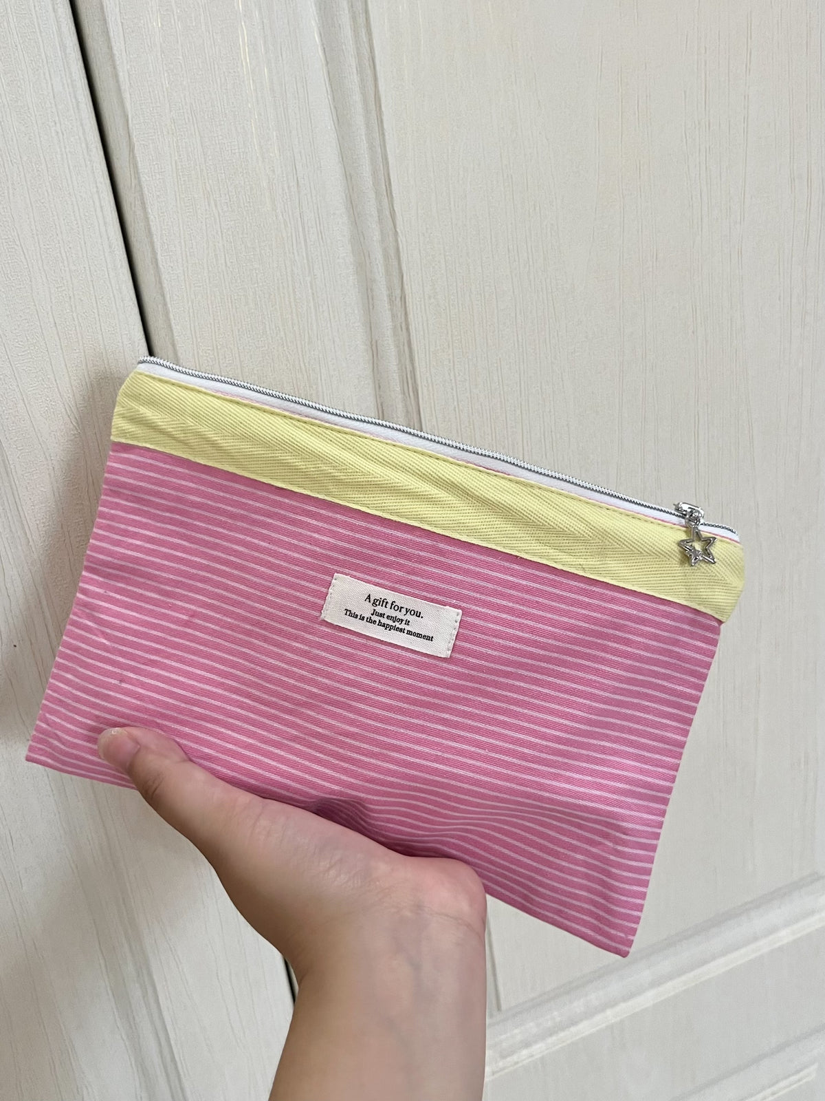 Estuche de algodón hecho a mano con rayas rosa y amarillo