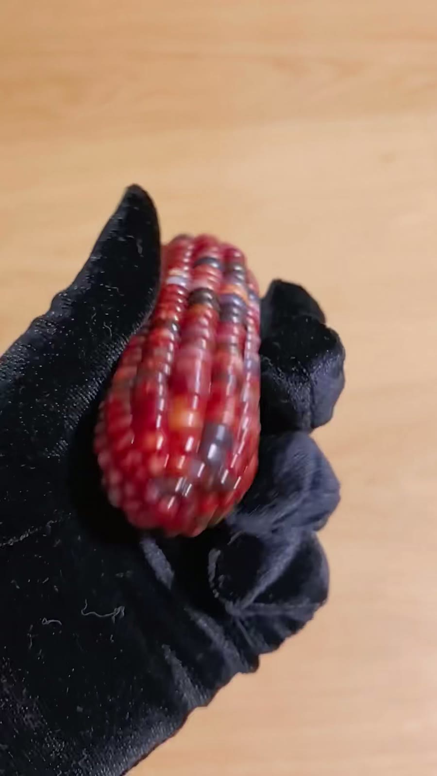 金色の冠付き赤トウモロコシビーズ