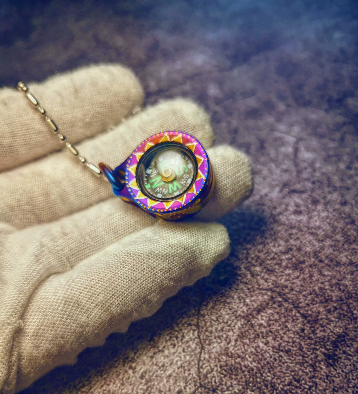 Pendentif collier boussole miniature titane