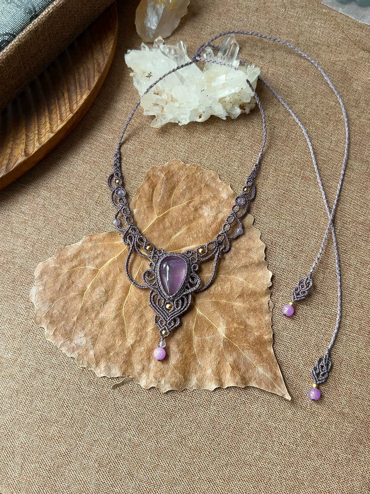 Handgemaakte Macrame Ketting met Paars Kristal Hanger