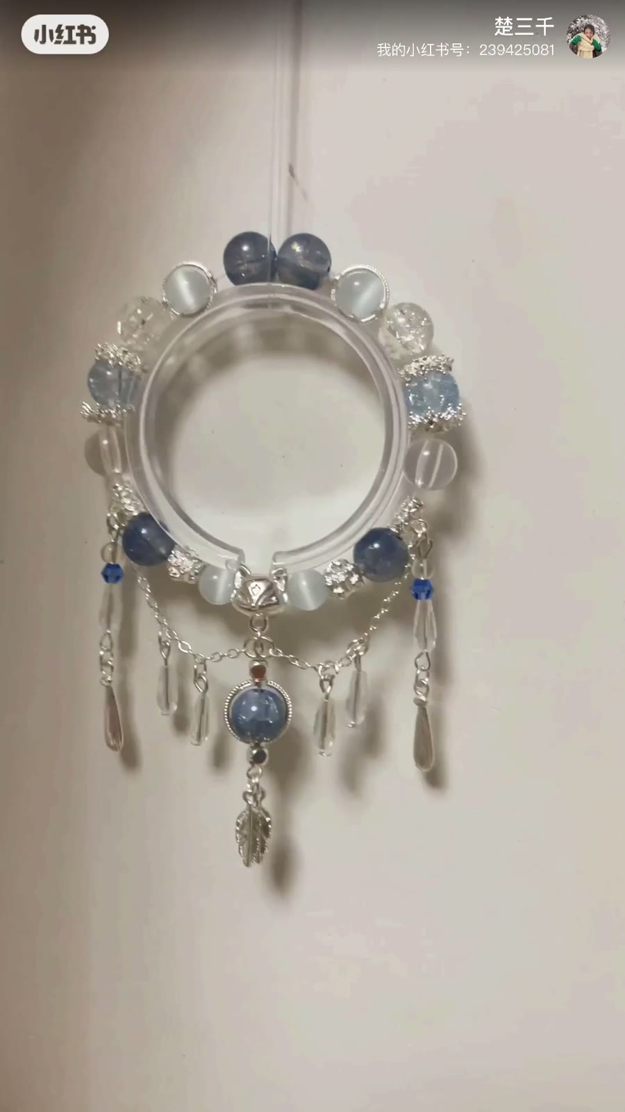 Pulseira de Contas com Pingente de Raposa Prateado Azul e Branco